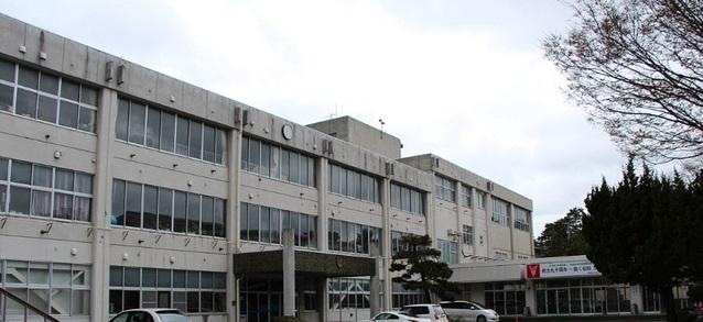 秋田商業高校：350m
