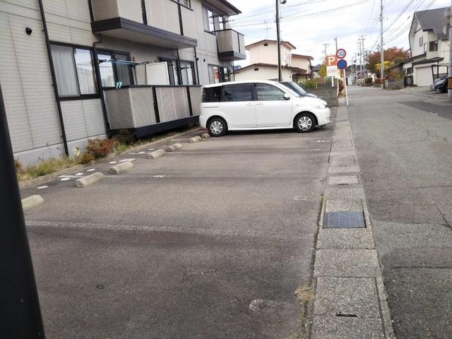 リビングタウン東通　Ａ（203） 駐車場