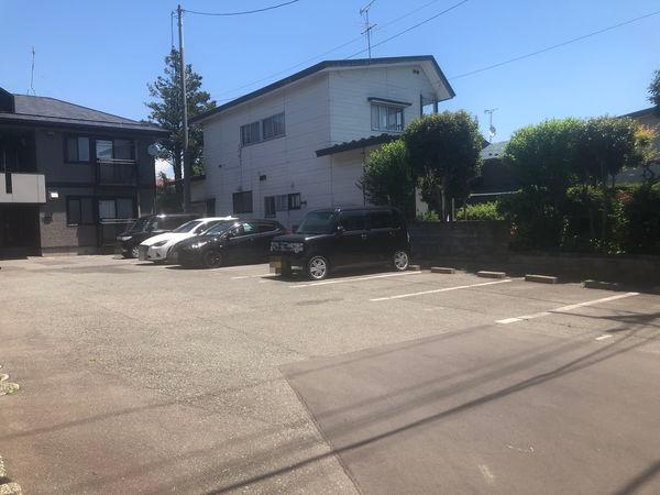 ハイカムール保戸野A 駐車場
