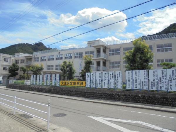 新居浜市立角野小学校：1277m