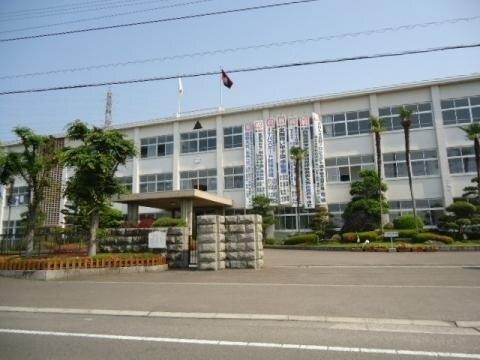 愛媛県立新居浜商業高校：911m