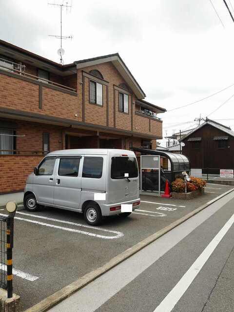 ヴィオラ（102） 駐車場