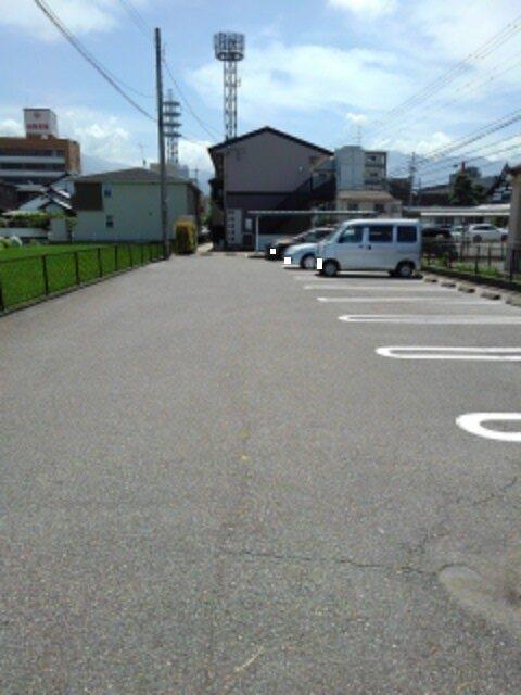 ドミール・ルシパー（105） 駐車場