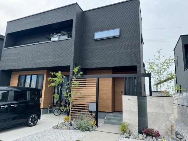 黒と木目のお洒落な外観です