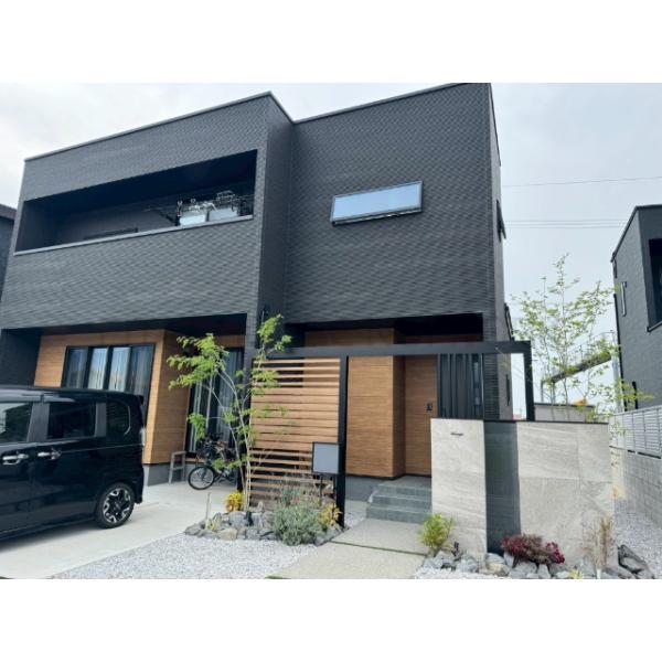 黒と木目のお洒落な外観です