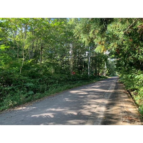 『野風パン』さんの手前に赤い看板が見えてきます。
