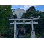 弘前市内から向かえば、岩木山神社を通り過ぎます。