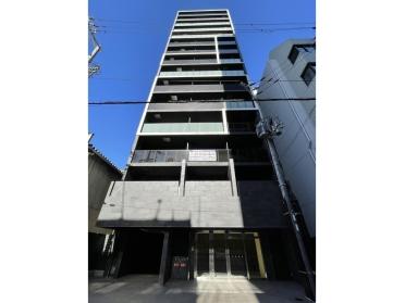 シックな外観の建物