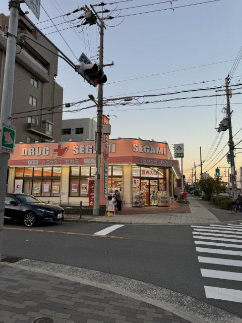 ドラッグセガミ内代店：468m