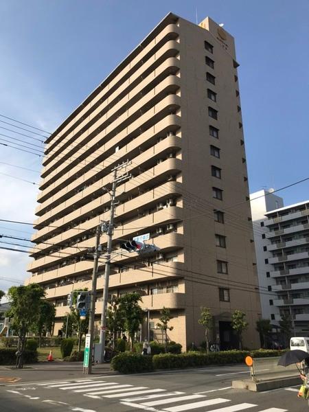 タイル張りの外観