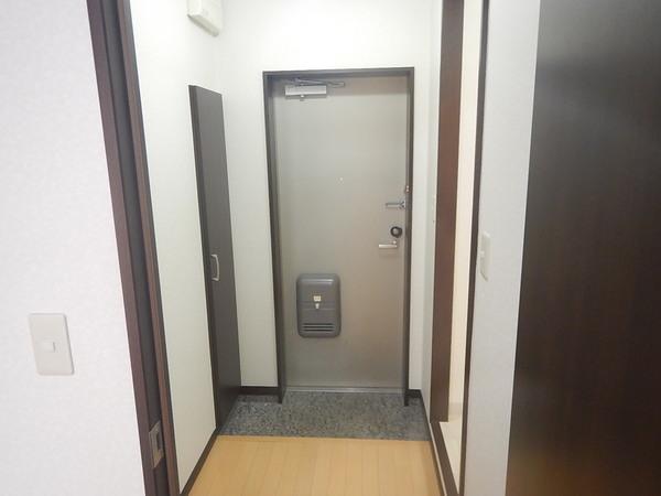 アンプルールクラージュアミティエ 玄関