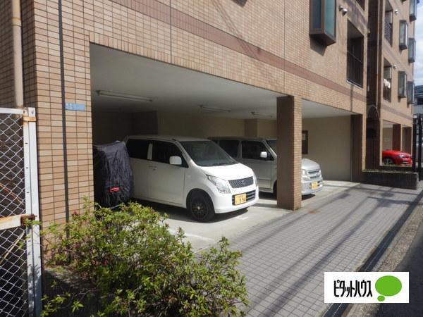 ハイ・インペリアルA 駐車場