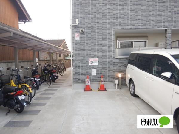 クリエオーレ北島町 駐車場