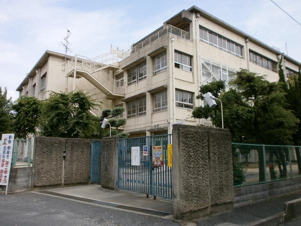 門真市立上野口小学校：563m