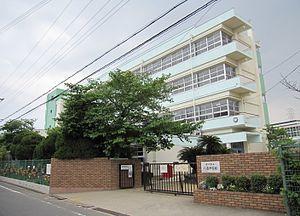 守口市立八雲中学校：424m