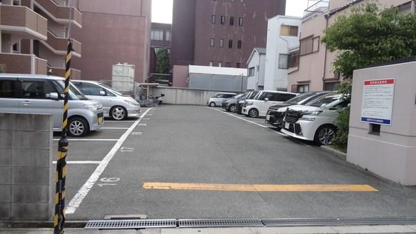 プリモ中宮 駐車場
