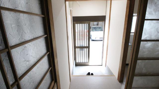 守口市南寺方中通テラスハウス 玄関