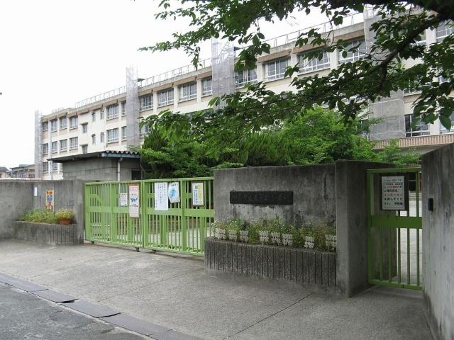 門真市立五月田小学校：889m