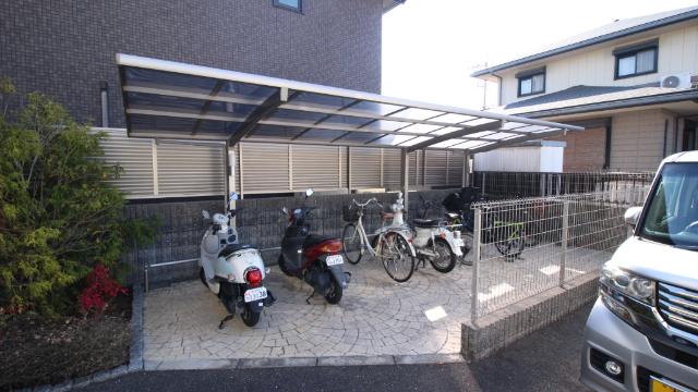 コージィコートWEST（301） 駐車場