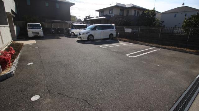 コージィコートWEST（301） 駐車場