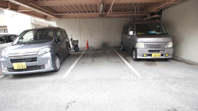 カトレヤマンション 駐車場