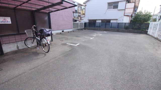 ベルヴィルB 駐車場