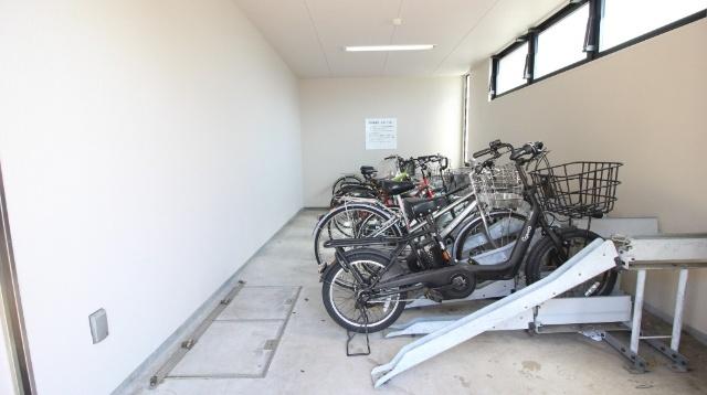 アヴェーレ太子橋 駐車場