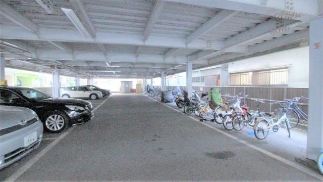 オスカー藤田（302） 駐車場