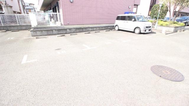 ベルヴィルB 駐車場