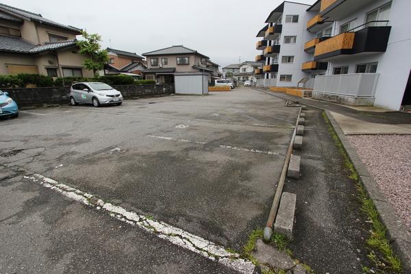 レジデンス堀川（305） 駐車場