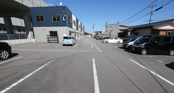 ガーデンヒル上冨居I（108） 駐車場