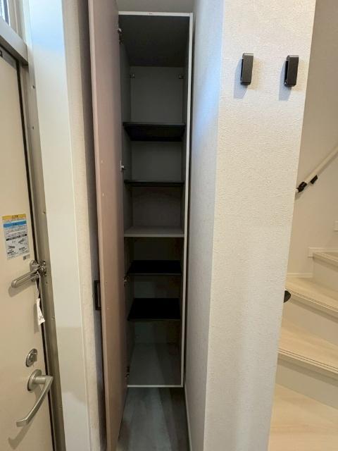 ガレッジ花園町（102） 玄関