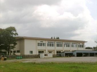 富山市立奥田北小学校：884m