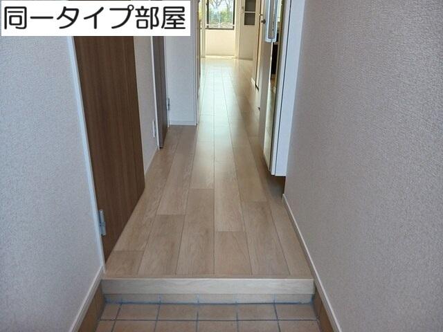 メゾン　ラ　ヴェール（102） 玄関
