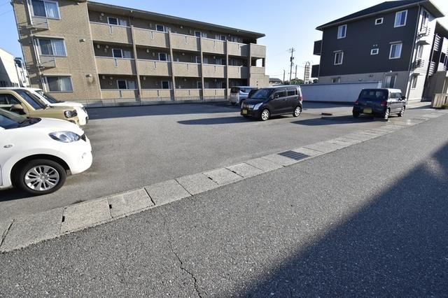 メゾン ドレッセ（105） 駐車場