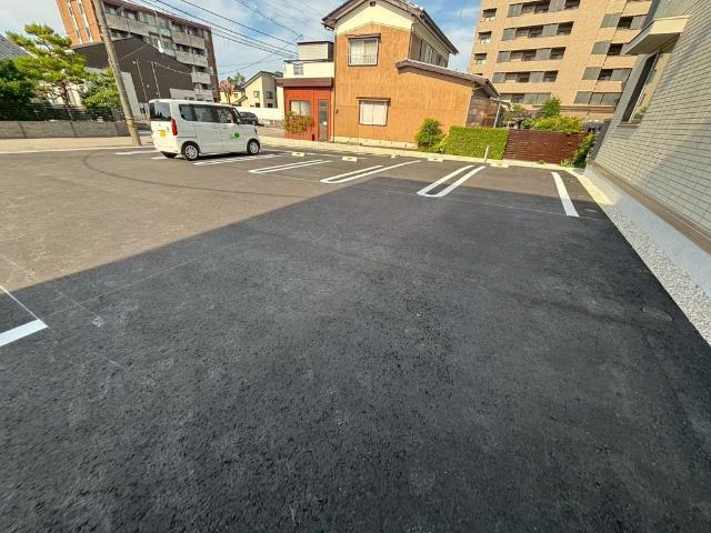 9colors（103） 駐車場