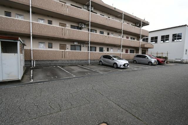 ファミーユ布瀬（205） 駐車場
