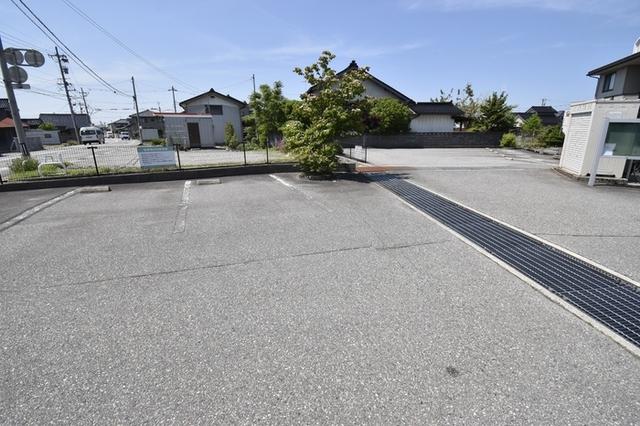 ヴィルクレール　B棟（103） 駐車場