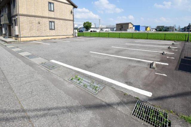 ウィルモア上飯野　A（101） 駐車場