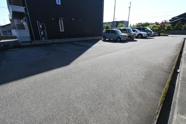 ジュネス下新（107） 駐車場