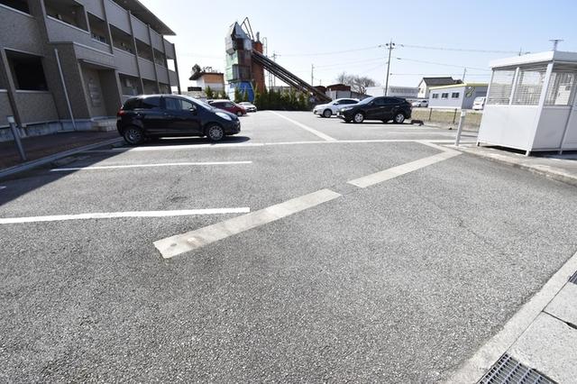メゾン グラーブル（201） 駐車場