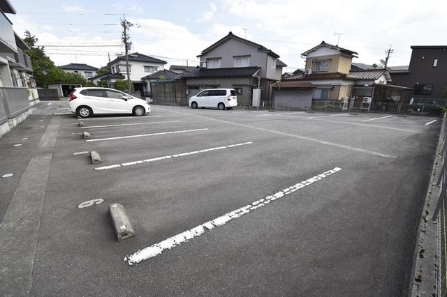 ボン ヴィラージュ（205） 駐車場