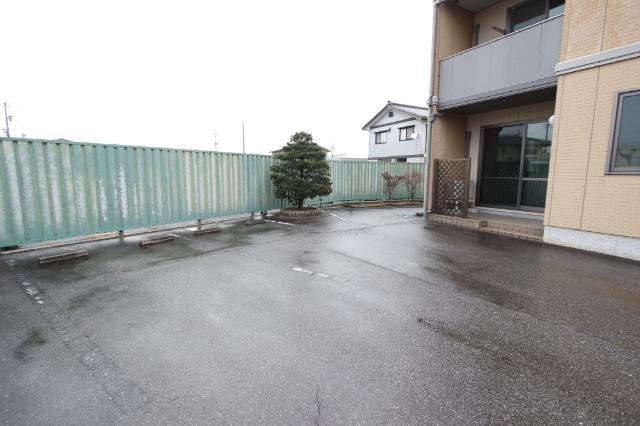 ハピネス大町（101） 駐車場