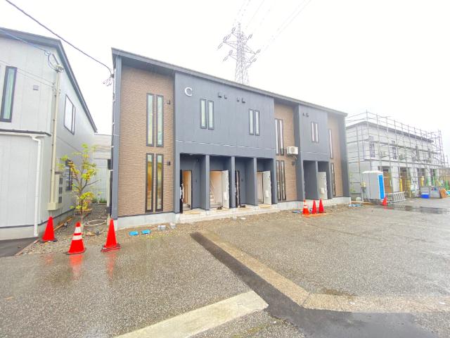 新富山口駅より徒歩15分 築2年5ヶ月 2階建の賃貸物件