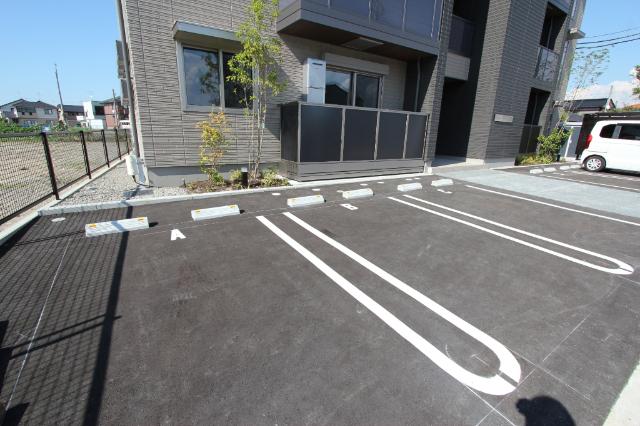 ウィステリア蜷川（103） 駐車場