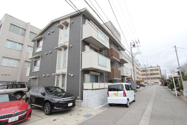 県庁前駅より徒歩5分 築7年8ヶ月 3階建の賃貸物件