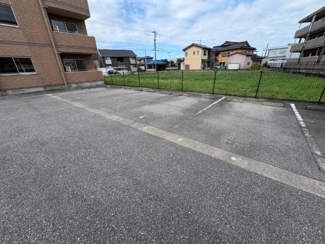 ALBA（102） 駐車場