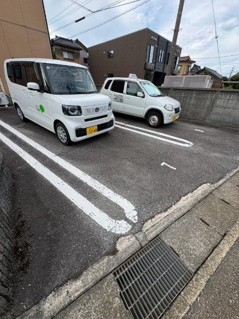 フォーレス石坂（202） 駐車場