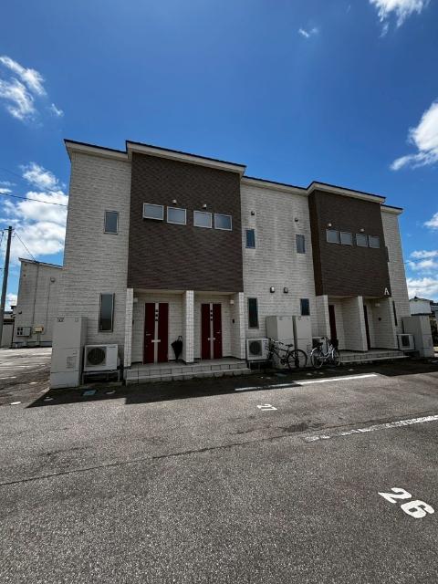 富山駅よりバス27分 築10年5ヶ月 2階建の賃貸物件
