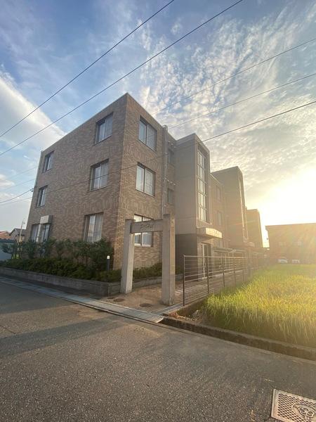 上諸江駅より徒歩35分 築23年8ヶ月 3階建の賃貸物件